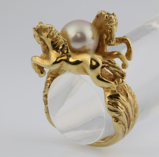 An 18ct and cultured pearl ring in the form of 2 rearing horses, size G, approx 12 grams 