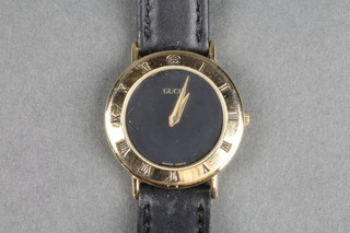 A lady's Gucci wristwatch with black dial, boxed 