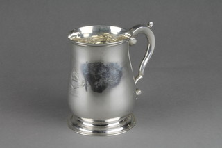 A Georgian silver baluster mug with S scroll handle, bearing the marks London 1821, 348g 