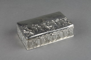 An Edwardian repousse table top snuff box with Grecian scene, Chester 1900, 4 1/2", 138 grams 