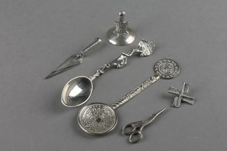An Edwardian silver novelty bookmark in the form of a trowel and minor items 