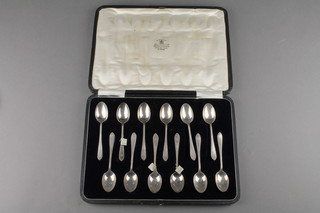 A set of 12 cased silver teaspoons with engraved monogram 136 grams