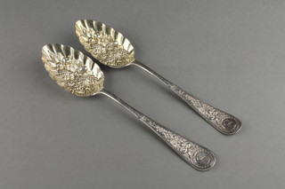 A pair of repousse silver berry spoons, Sheffield 1900 and 1901, 146 grams