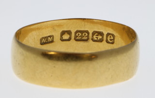 A 22ct yellow gold  wedding band, size O, 4 grams