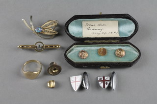A gentleman's 18ct gold signet ring, a bar brooch, a set of cased studs and minor jewellery