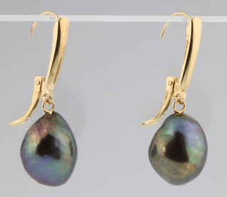 A pair of 14ct black pearl drop earrings