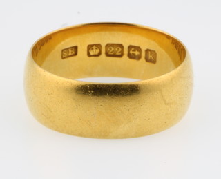A 22ct gold wedding band, 8 grams size O 1/2