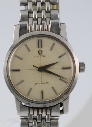 A gentleman's steel cased Omega Seamaster wristwatch on a ditto bracelet