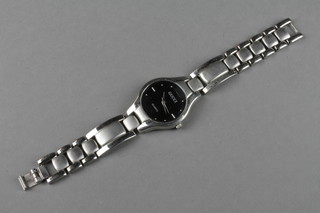 A gentleman's steel cased black dial Gucci quartz wristwatch in box 