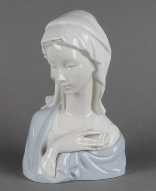 A Lladro bust of a lady 9"