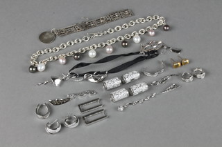 A quantity of silver costume jewellery