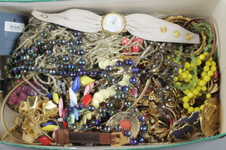 A quantity of costume jewellery 