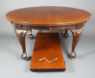 An Edwardian Chippendale style oval mahogany extending dining table, raised on cabriole ball and claw supports 29"h x 58" when closed x 98" when fully extended 
