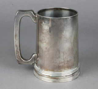 A Victorian silver pint mug of plain form with reeded decoration Sheffield 1885, 304 grams