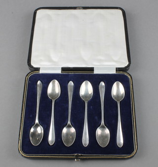A cased set of 6 silver coffee spoons, Sheffield 1918, 54 grams