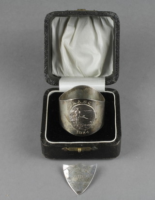 A cased presentation silver napkin ring Birmingham 1934 36 grams