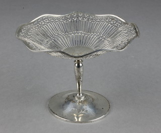 An Edwardian pierced silver tazza of plain form, London 1909, 124 grams