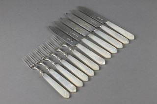 A set of 6 mother of pearl and silver dessert eaters for 6, London 1913 