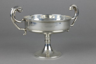 A silver 2 handled presentation trophy, Chester 1913, 318 grams