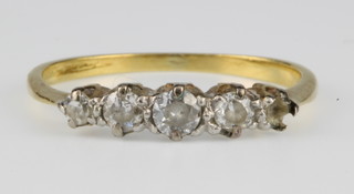 An 18ct gold 4 (x5) stone graduated diamond ring, size K  