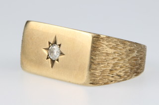 A gentleman's 9ct gold single stone diamond signet ring, 12 grams, size M 