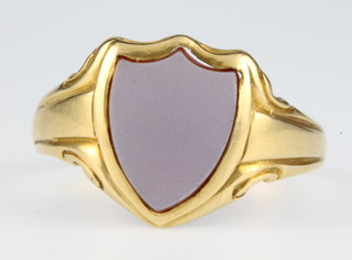 A gentleman's 18ct gold hardstone shield shaped ring, size X 1/2