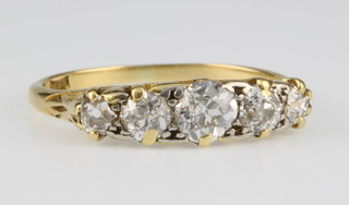 An 18ct gold 5 stone graduated diamond ring, size L 1/2 