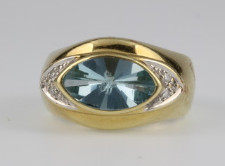 A gentleman's 14ct aquamarine and diamond ring, 8 grams, size O 