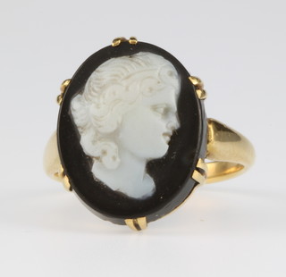 An 18ct gold carved cameo portrait ring, size J 1/2
