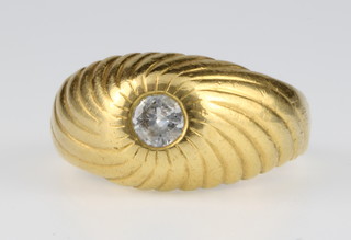 A gentleman's 18ct yellow gold single stone whorl ring approx 0.5ct, size O