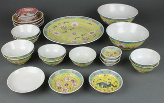 A quantity of mid 20th Century Chinese bowls and saucers 