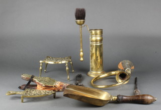 A brass taxi horn, a pierced brass footman, ditto iron stand, small collection of brassware 