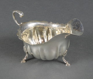 An Edwardian silver sauce boat with S scroll handle on pad feet, Birmingham 1903, 100 grams