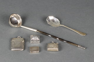 A silver vesta, Chester 1909 and minor silver items, 74 grams 