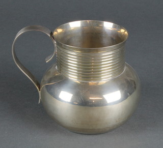 A Victorian silver mug with reeded decoration and handle, London 1880, 356 grams
