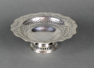A pierced silver tazza, London 1924, 216 grams