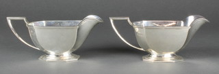 A  pair of silver Art Deco gravy boats on splayed feet, Birmingham 1938, 486 grams 