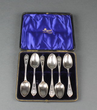 A cased set of 6 Edwardian silver bright cut teaspoons, London 1902, 100 grams