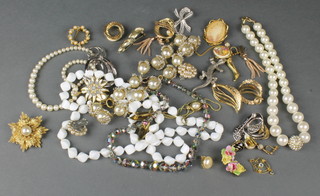 An Edwardian gold open pendant and minor costume jewellery 