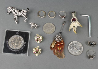 Minor costume jewellery and coins 