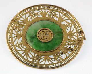 A Chinese pierced gold jade set pendant with bamboo decoration 
