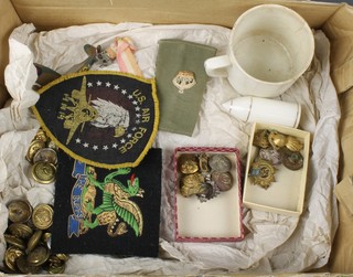 A quantity of Second World War brass buttons, cloth badges etc 