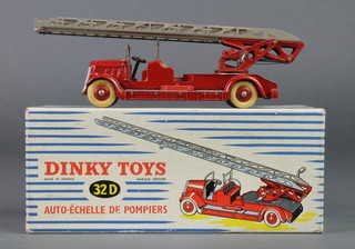 A French Dinky No.32D fire engine (boxed)
