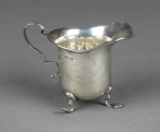 An Edwardian silver cream jug with S scroll handle on pad feet, Chester 1907, 54 grams 