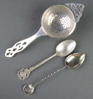 A silver tea strainer, 2 tea  spoons, 66 grams