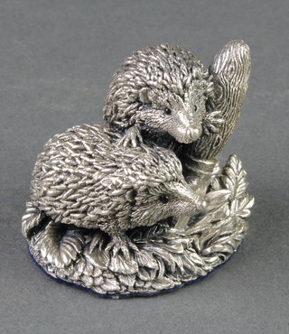 A filled silver group of 2 hedgehogs