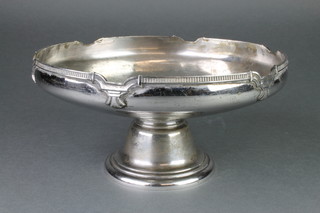 A silver tazza with fancy border, London 1932, 470 grams