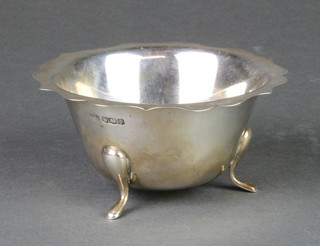 A silver sugar bowl with cut rim, Sheffield 1932, 122 grams