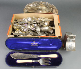 A cased pair of silver plated fish servers and minor plated items