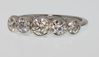 An 18ct white gold 5 stone diamond graduated ring, approx 1.35ct size N
